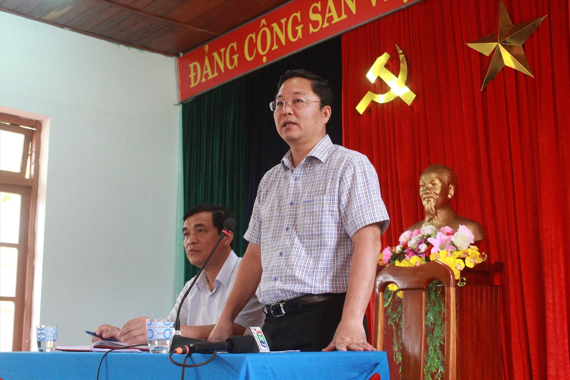 Chủ tịch UBND tỉnh Lê Trí Thanh yêu cầu các lực lượng khẩn trương cứu hộ cứu nạn, hỗ trợ khẩn cấp người dân các xã bị cô lập. Ảnh: T.C.
