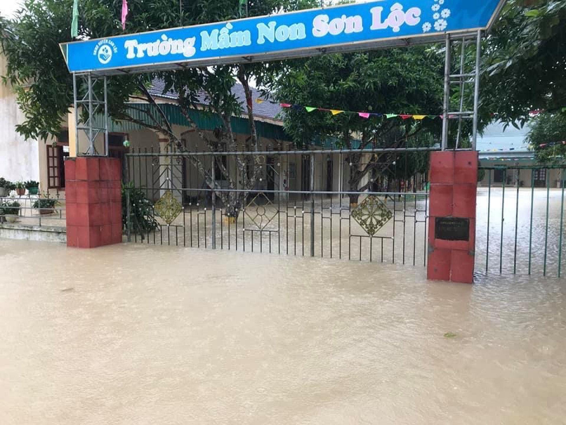 Ngập sâu ở xã Sơn Lộc (huyện Can Lộc).