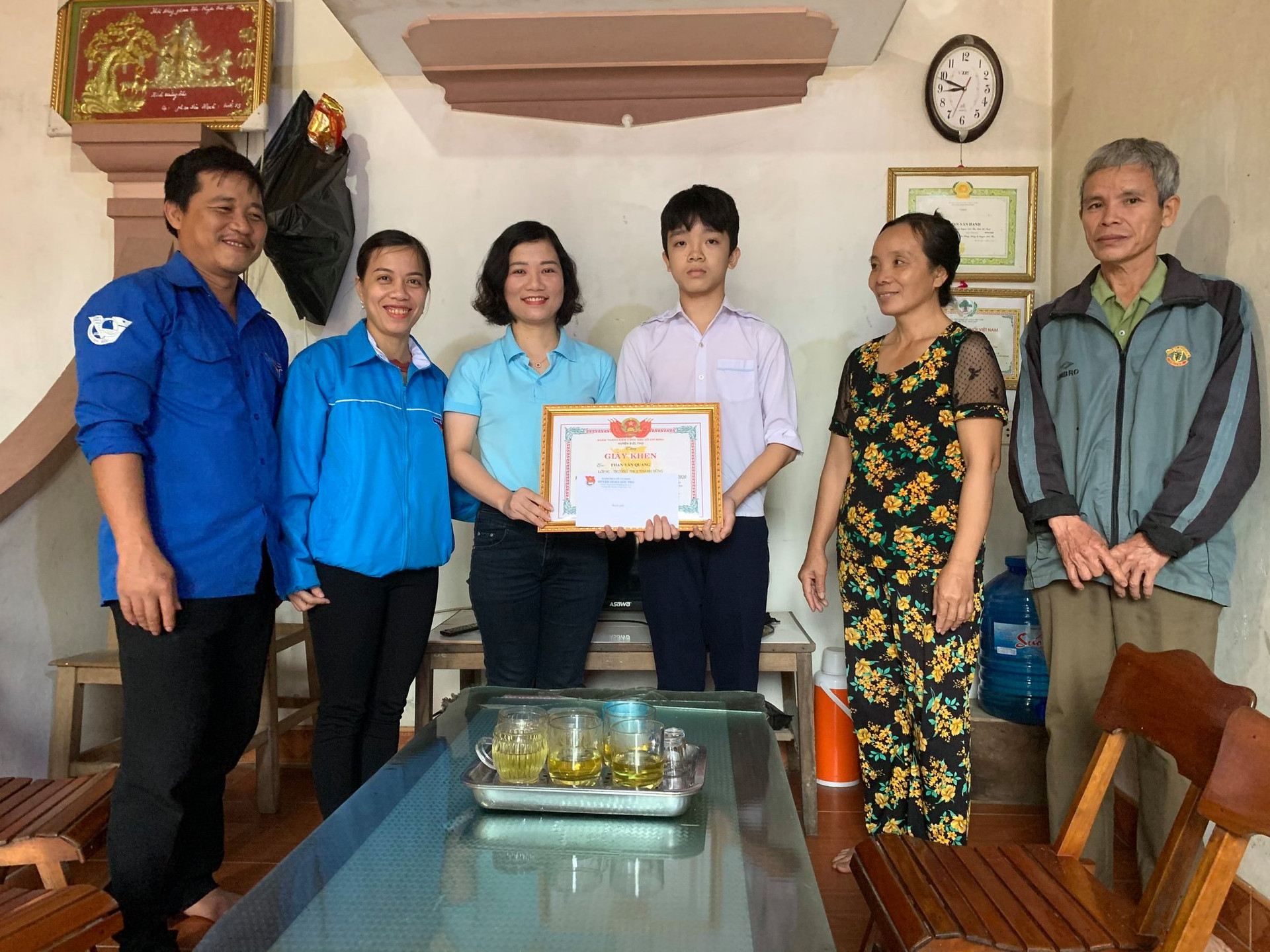 Huyện đoàn Đức Thọ tặng giấy khen cho nam sinh Phan Văn Quang.