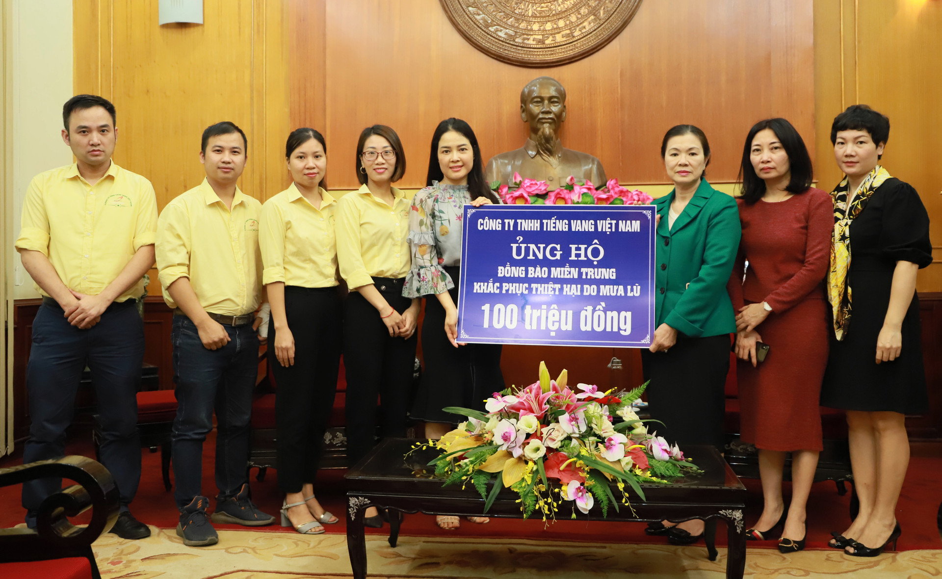Phó Chủ tịch UBTƯ MTTQ Việt Nam Trương Thị Ngọc Ánh tiếp nhận ủng hộ đồng bào miền Trung từ Công ty TNHH Tiếng Vang.