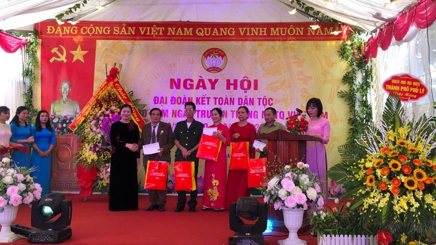 Phó chủ tịch Trương Thị Ngọc Ánh tặng quà cho thôn 6 và các hộ gia đình tiêu biểu.