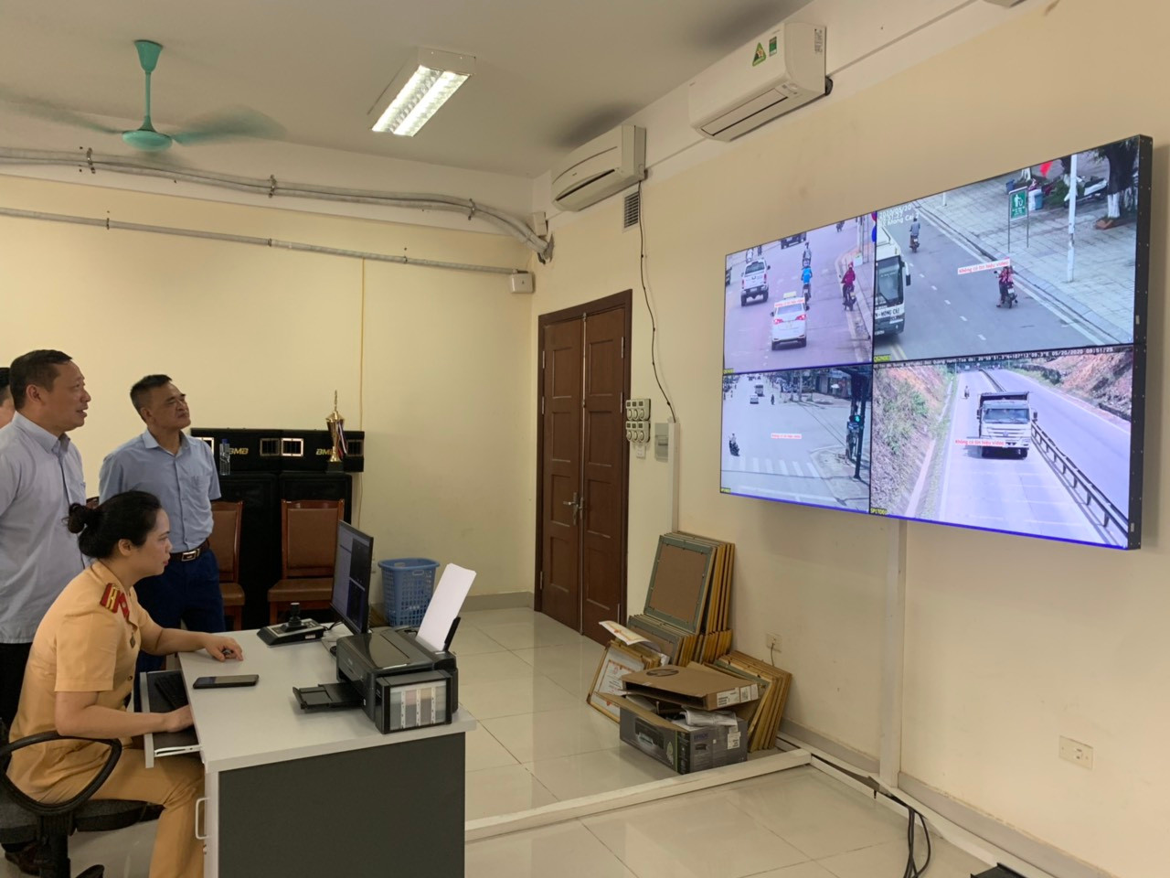 Giám sát công tác đảm bảo trật tự an toàn giao thông tại Trung tâm chỉ huy, Công an tỉnh Quảng Ninh