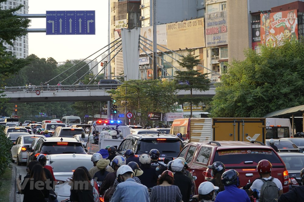 Lý giải về nguyên nhân dẫn tới tình trạng giao thông hỗn loạn tại khu vực đường Trường Chinh sau khi thông xe cầu cạn Vành đai 2, không ít ý kiến cho rằng vấn đề nằm ở hệ thống đèn tính hiệu và phân luồng bất hợp lý. (Ảnh: Minh Hiếu/Vietnam+).