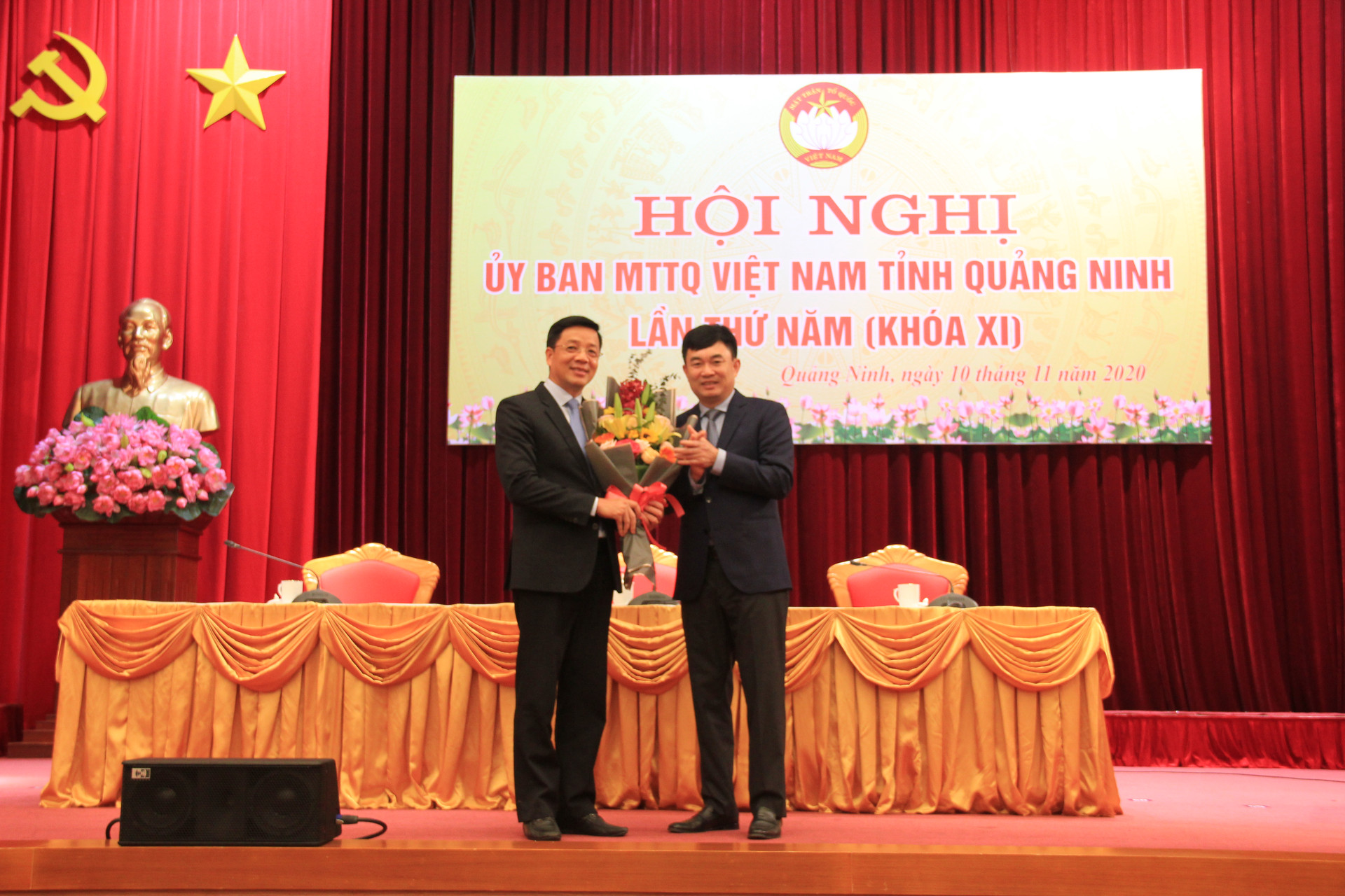 đồng chí Ngô Hoàng Ngân tặng hoa chúc mừng đồng chí Nguyễn Văn Hồi được bầu làm Chủ tịch Ủy ban MTTQ tỉnh Quảng Ninh