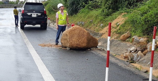 Nhiều tảng đá lớn bất ngờ lăn từ trên núi xuống, nguy cơ mất an toàn cho người và phương tiện lưu thông trên tuyến quốc lộ này.