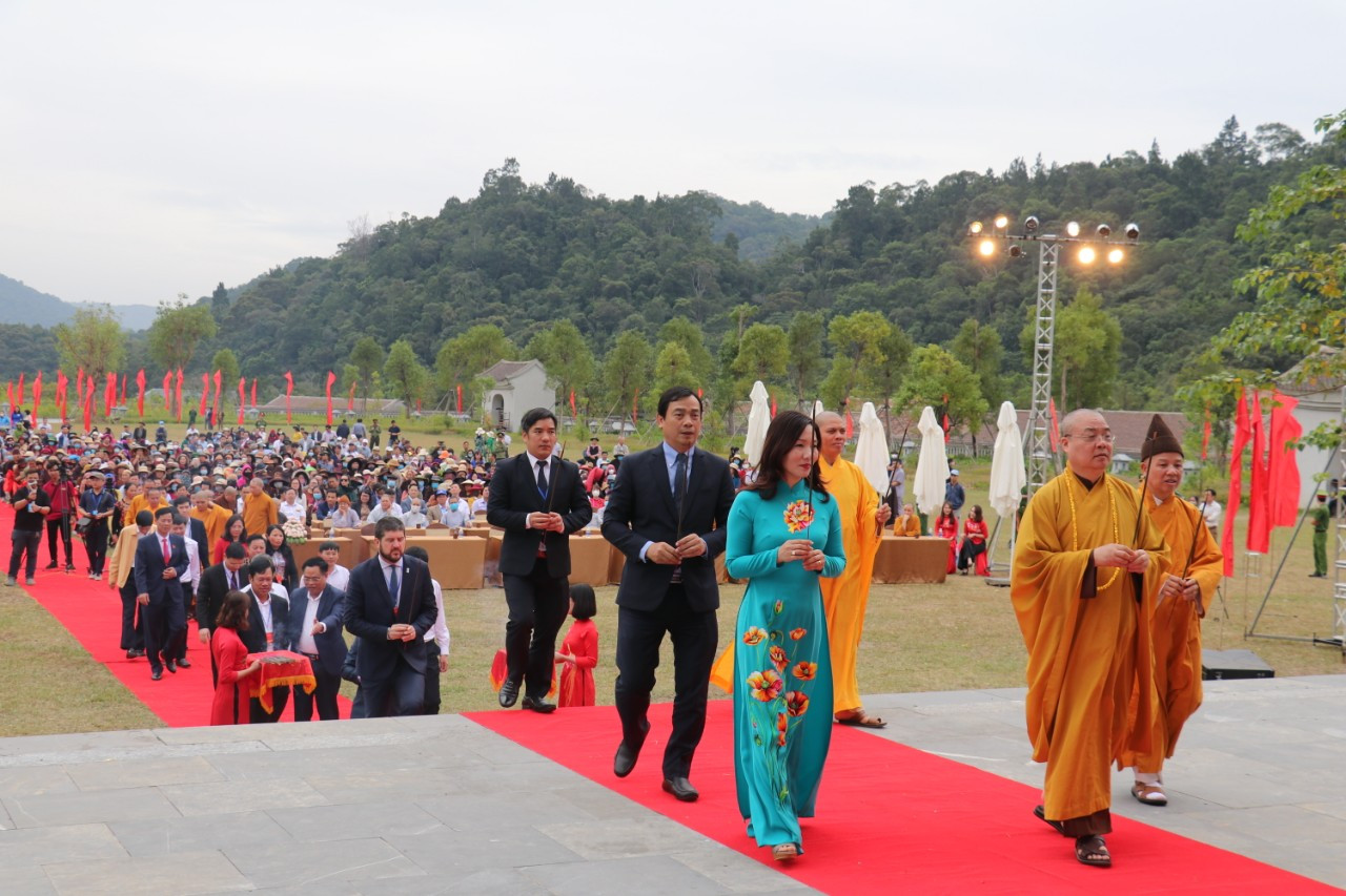 Các đại biểu dâng hương tại tưởng nhớ công đức Phật hoàng Trần Nhân Tông