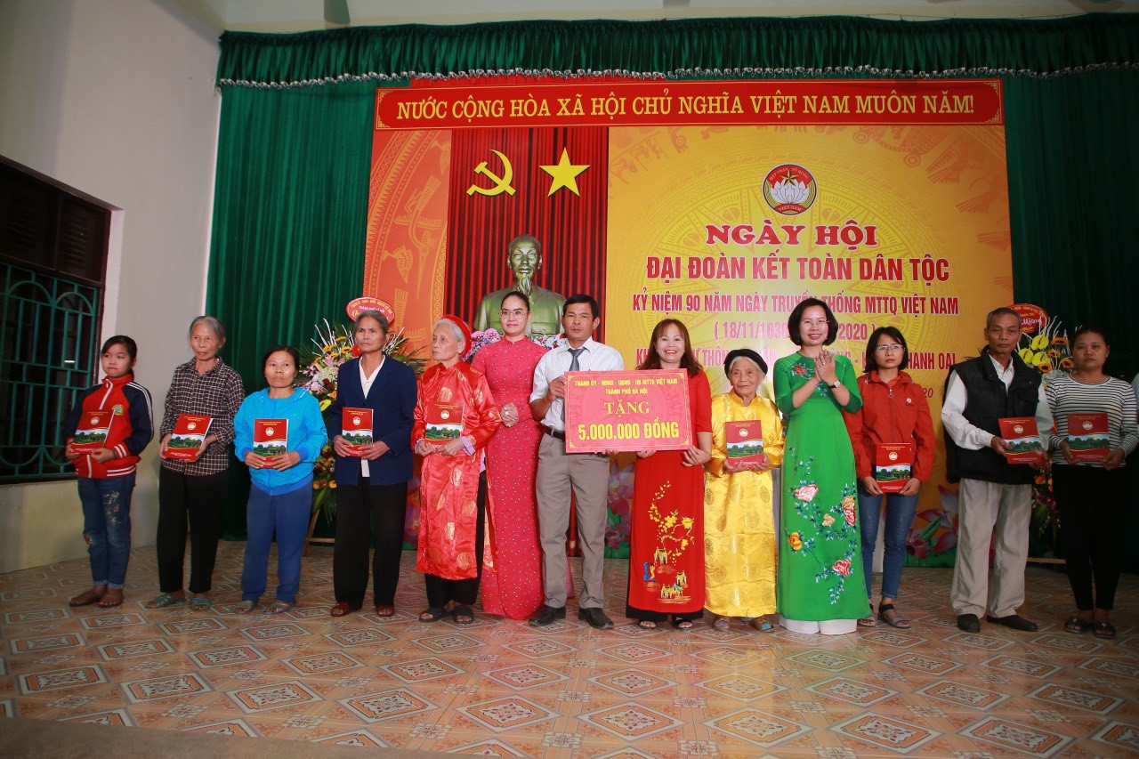 Đại điện Lãnh đạo thành phố Hà Nội tặng cho các hộ gia đình có hoàn cảnh khó khăn