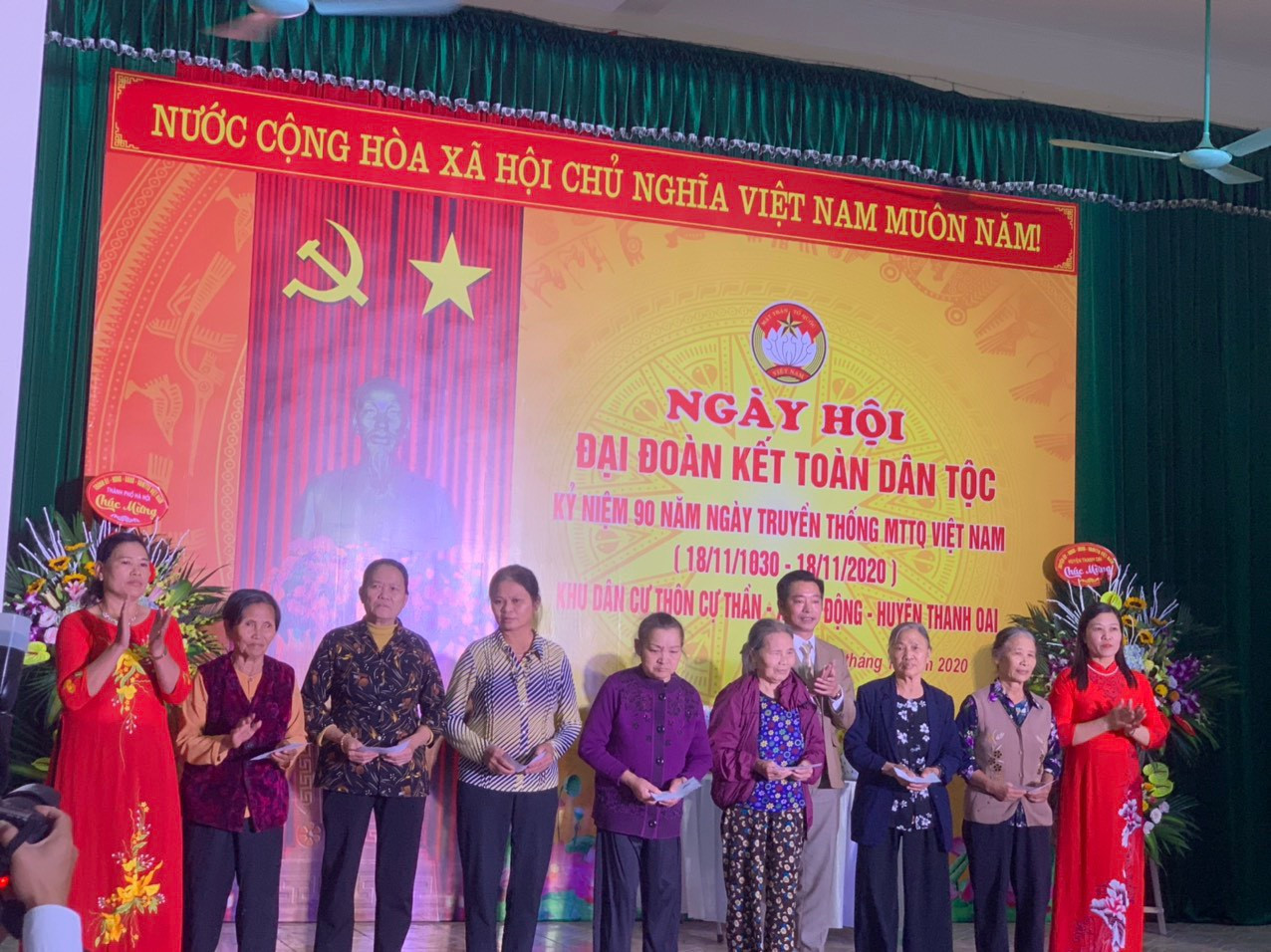 Đại diện Lãnh đạo ủy ban xã trao tặng những hộ gia đình chính sách.