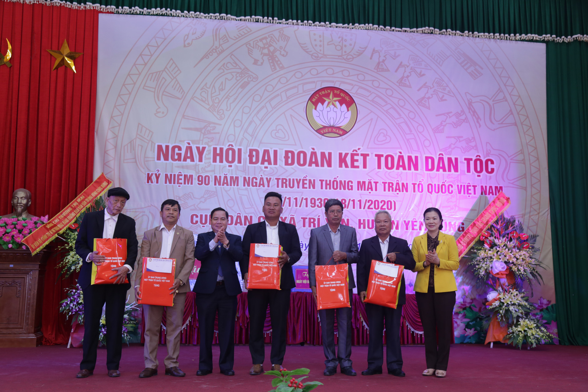 Phó Chủ tịch UBTƯ MTTQ Việt Nam Trương Thị Ngọc Ánh tặng quà cho các gia đinh tiêu biểu. 
