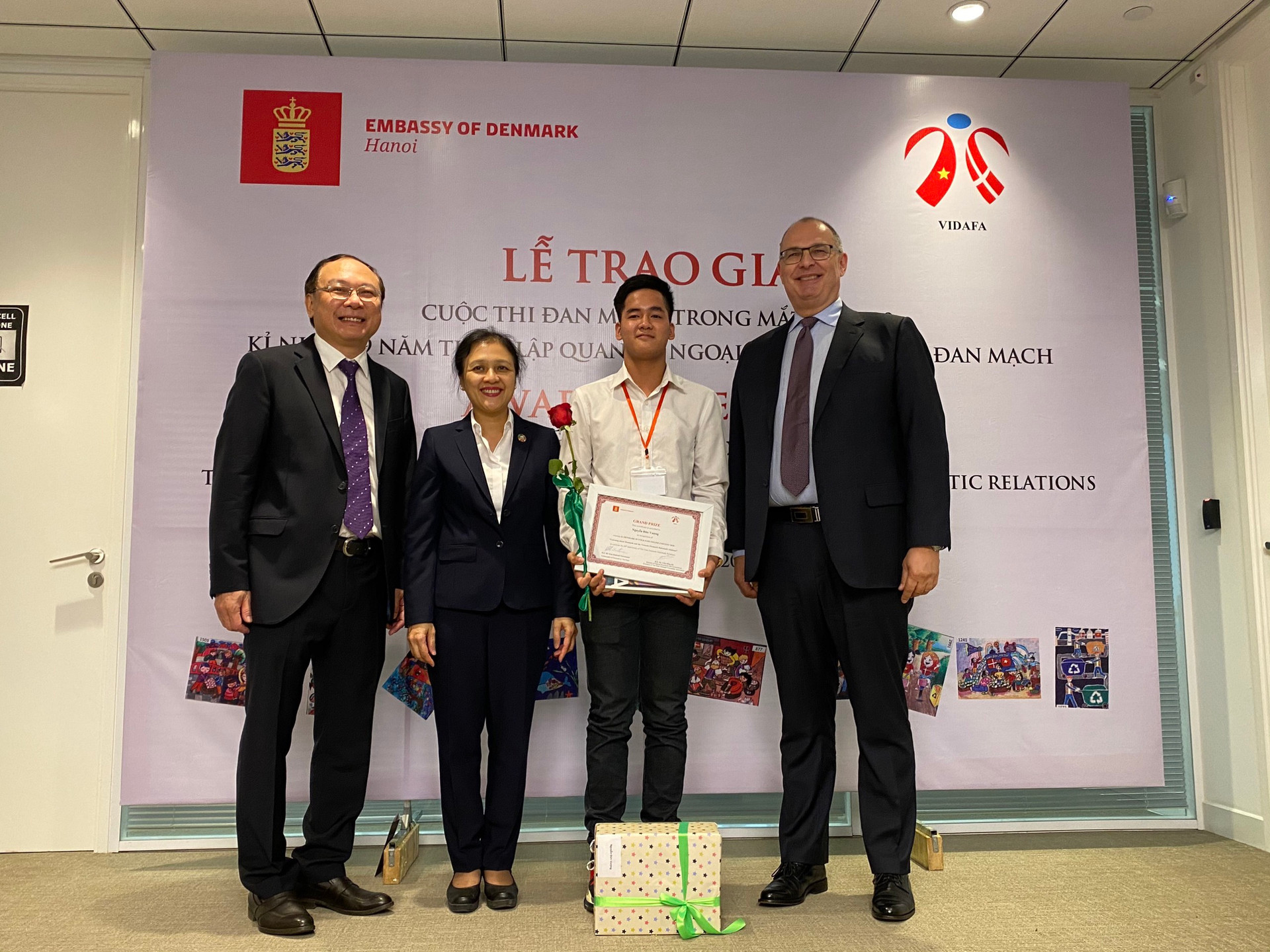 em Nguyễn Đức Vượng, 15 tuổi, học sinh đến từ Hưng Yên nhận giải đặc biệt cuộc thi.