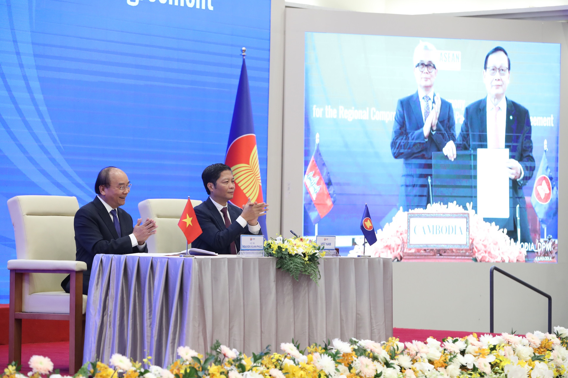 Thủ tướng Nguyễn Xuân Phúc và Bộ trưởng Bộ Công thương Trần Tuấn Anh chứng kiến lễ ký-Ảnh: Quang Vinh