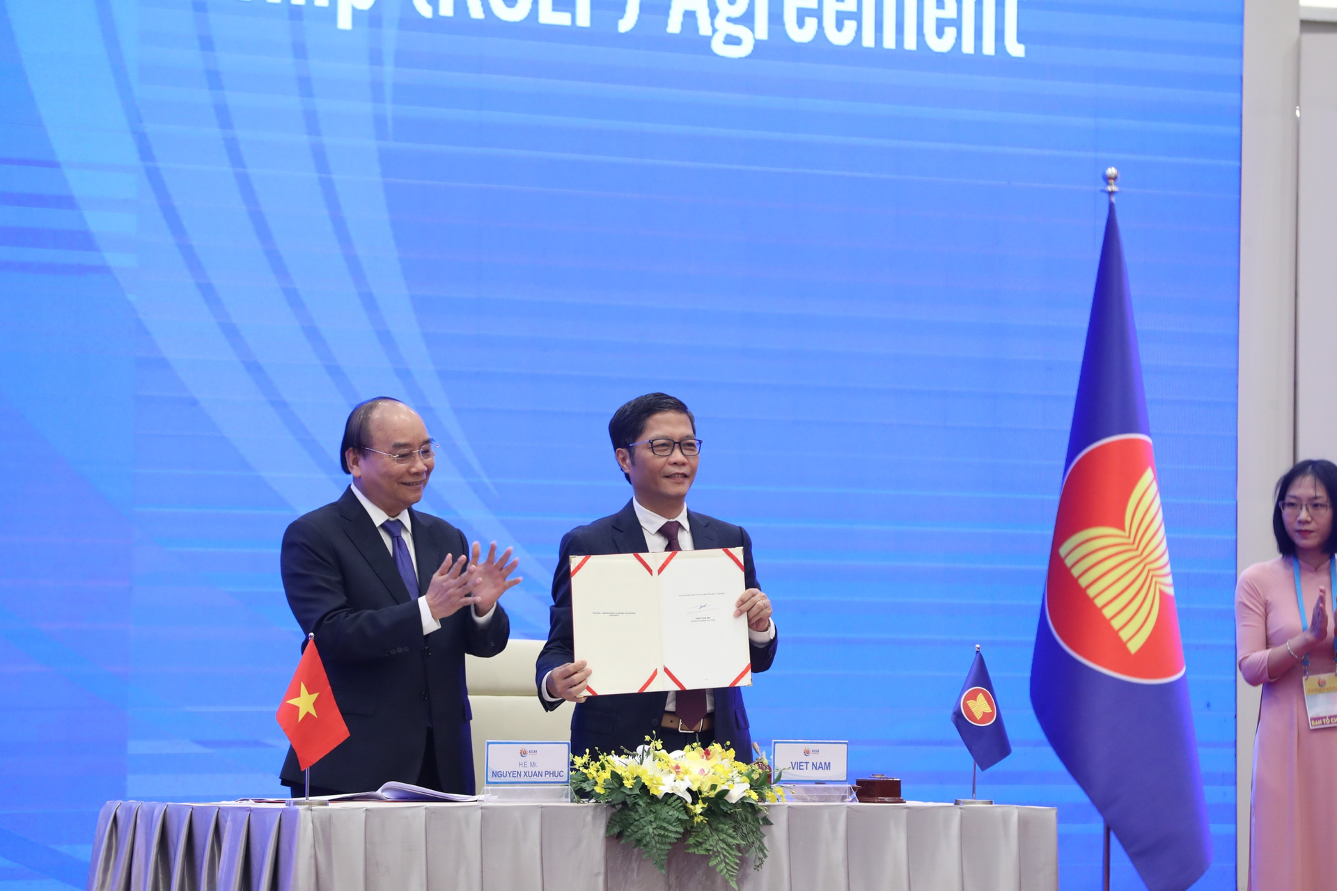 Thủ tướng Nguyễn Xuân Phúc và Bộ trưởng Bộ Công thương Trần Tuấn Anh tại lễ ký-Ảnh: Quang Vinh