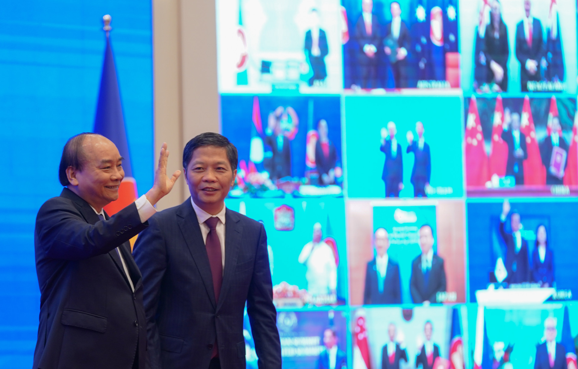 Thủ tướng Chính phủ Nguyễn Xuân Phúc-Chủ tịch ASEAN 2020 và các nhà lãnh đạo ASEAN-lãnh đạo 5 nước đối tác cùng chứng kiến sự kiện quan trọng này tại các đầu cầu.