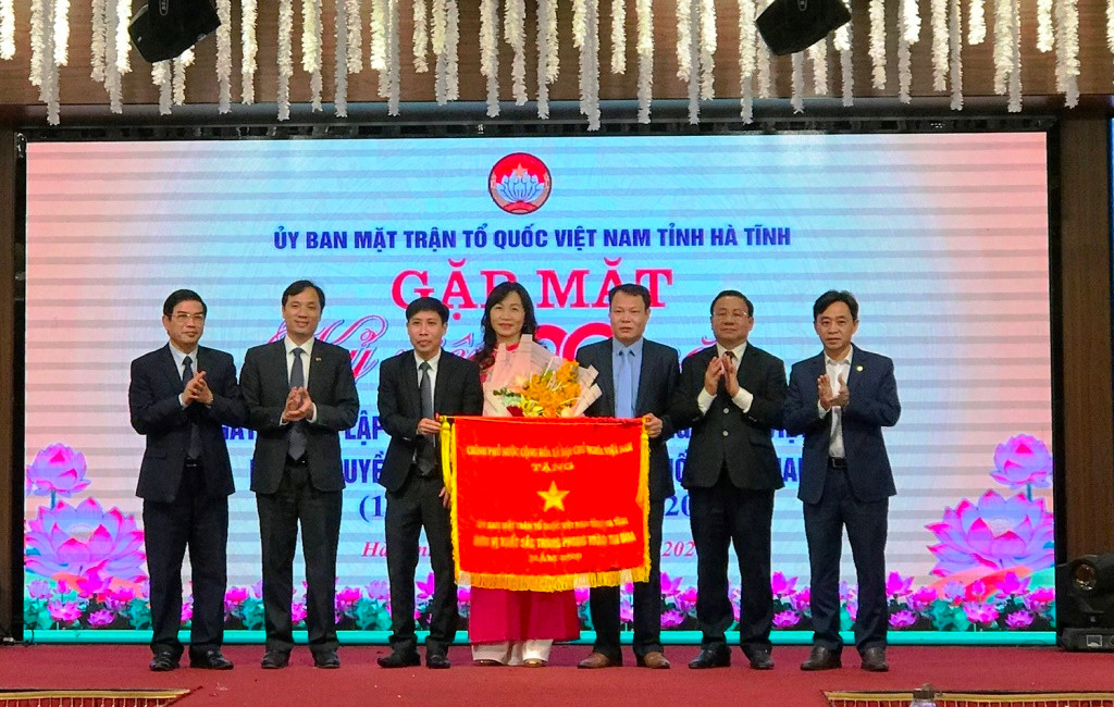 Ủy ban MTTQ tỉnh Hà Tĩnh nhận Cờ thi đua xuất sắc của Chính phủ.