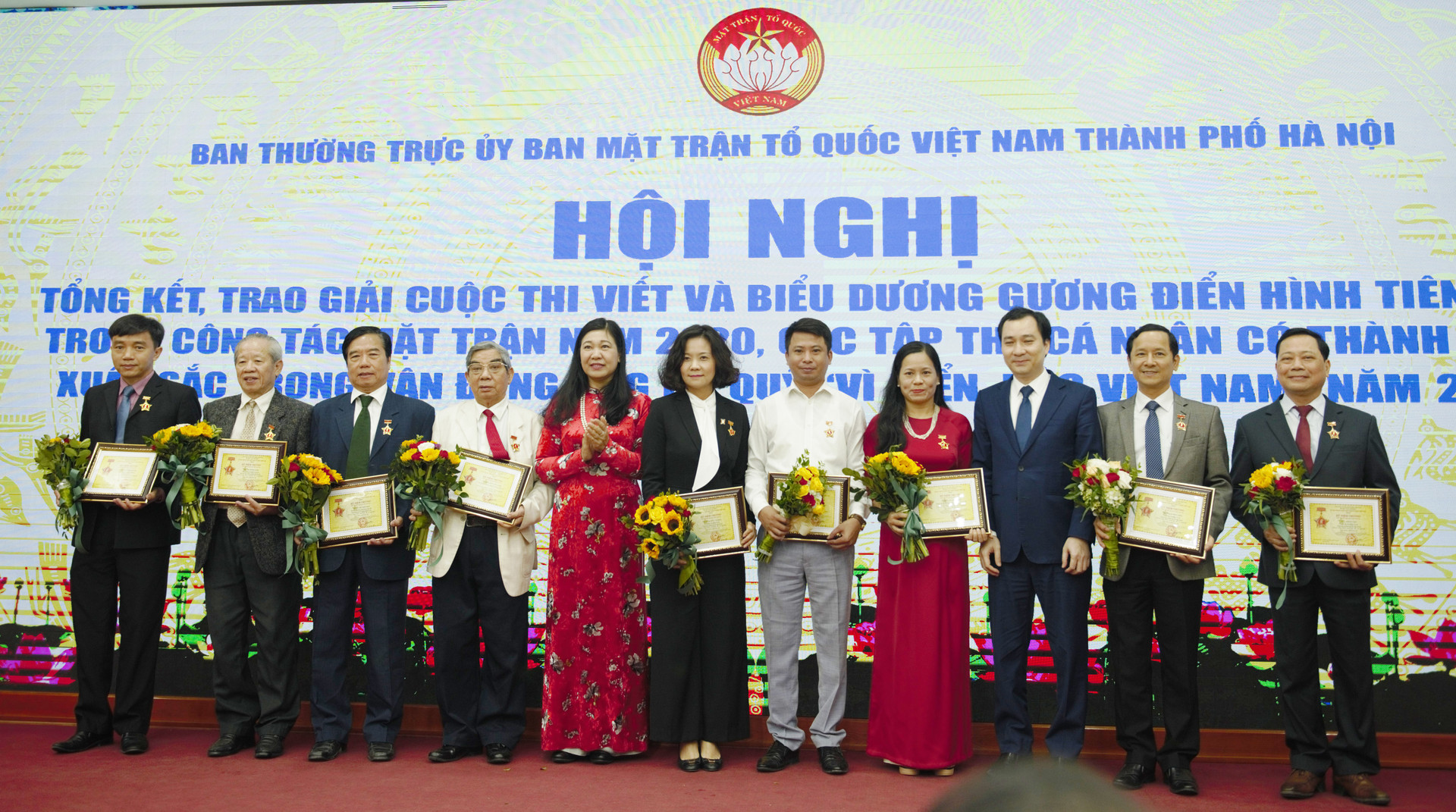 Chủ tịch UBMTTQ thành phố Nguyễn Lan Hương trao tặng kỷ niệm chương Vì sự nghiệp Đại đoàn kết dân tộc cho các cá nhân.
