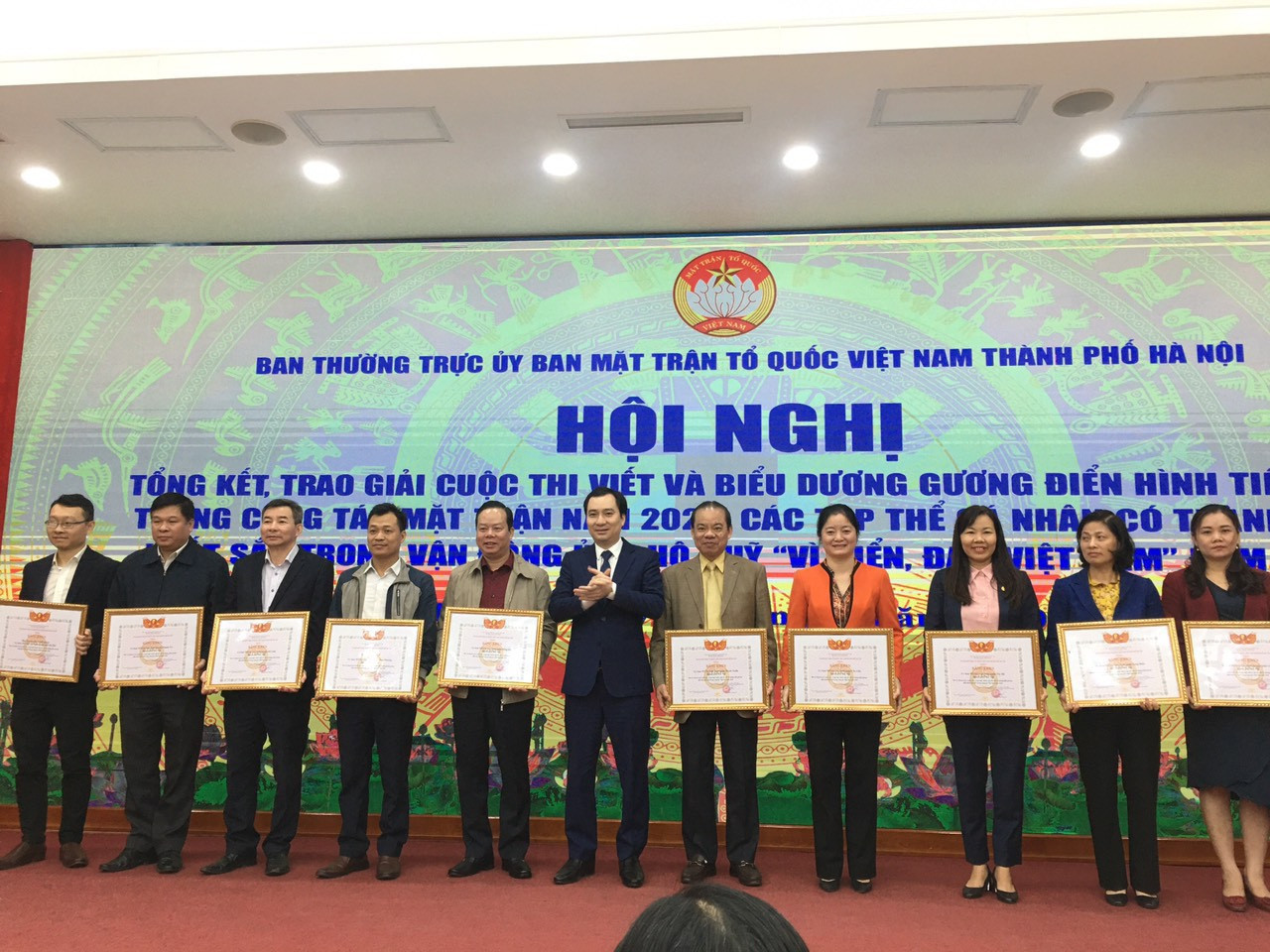 Trưởng ban Tuyên giáo UBT Ư MTTQ Việt Nam trao tặng bằng khen của UBMTTQ thành phố Hà Nội cho các tập thể và cá nhân. 