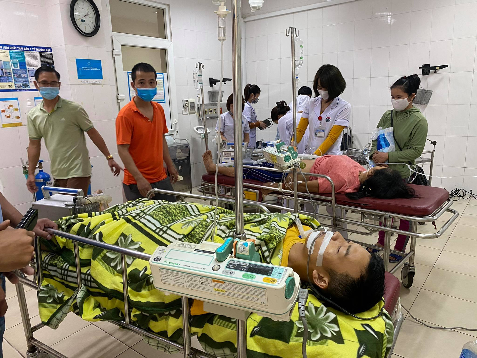 Hai bệnh nhân được điều trị tại Bệnh viện đa khoa tỉnh Hà Tĩnh tiên lượng xấu, phải chuyển ra bệnh viện ở Hà Nội điều trị.
