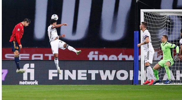 Trung vệ cao to Sule đứng ngoài nhìn bóng trong pha mở tỷ số của Morata. (Nguồn: DFB.de).