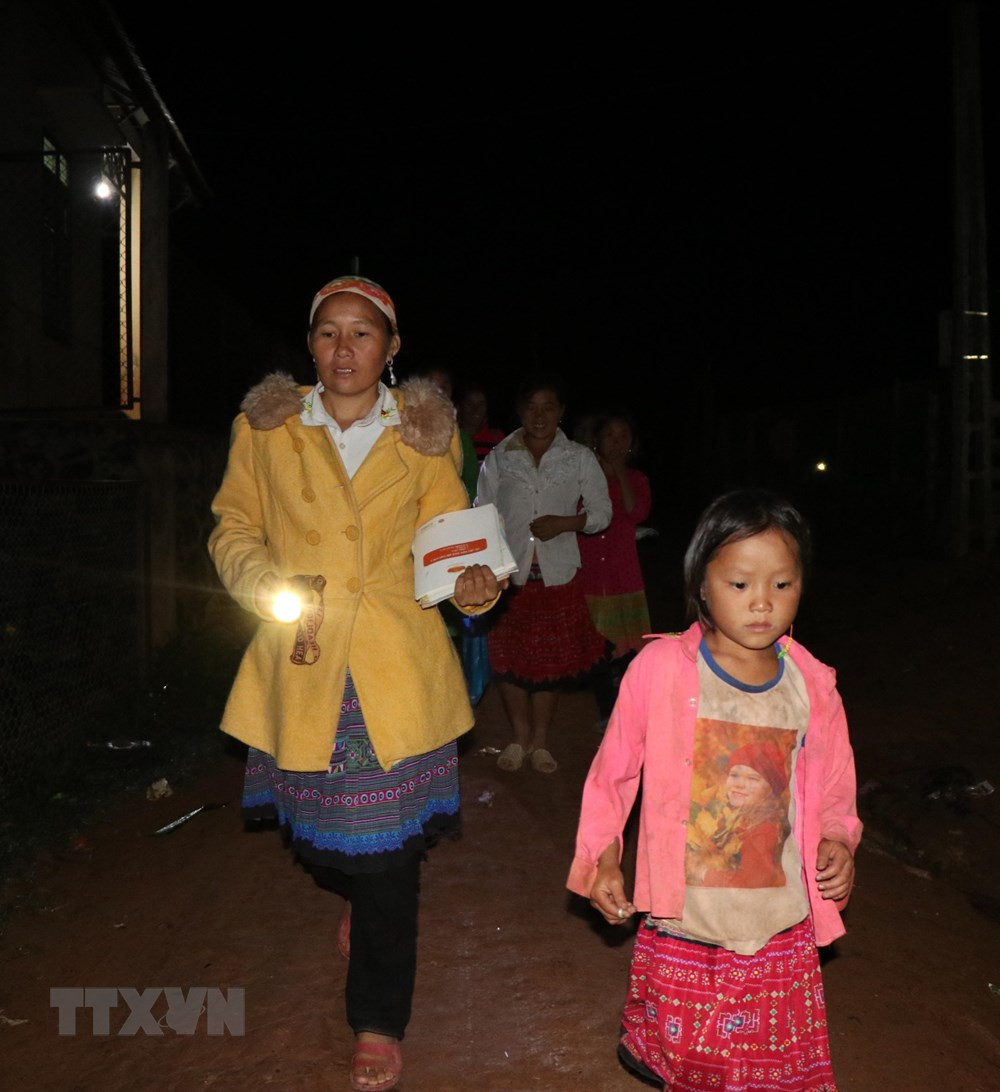 Đồng bào dân tộc tại bản Huổi Pá, xã Mường Lạn, huyện Sốp Cộp, đến lớp học xóa mù vào buổi tối. (Ảnh: Hữu Quyết/TTXVN).