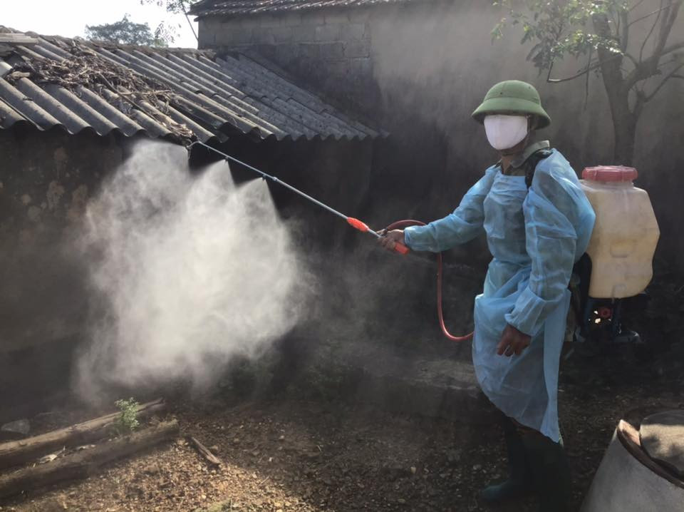 Các địa phương ở Hà Tĩnh phun hóa chất tiêu độc khử trùng phòng dịch TLCP sau lũ.