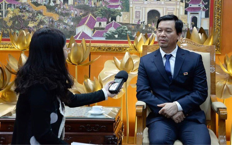 Phó Tổng Giám đốc VOV Ngô Minh Hiển trả lời phỏng vấn phóng viên
