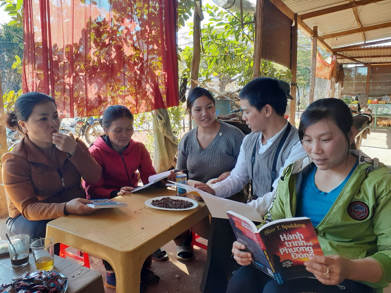Người dân trong buôn làng cùng đến đọc sách.