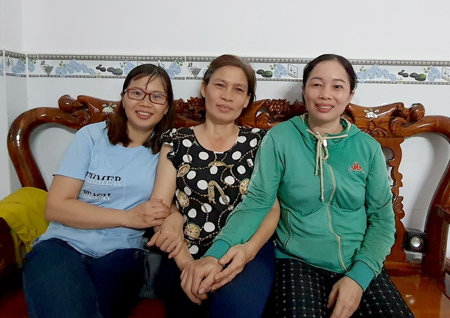 Từ trái qua, chị Thuận, chị Khải và chị Lệ vẫn còn xúc động khi kể lại câu chuyện với phóng viên.