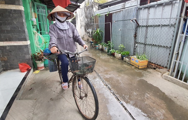 Hằng ngày, chị Khải đạp xe đạp đi nhặt và mua ve chai để kiếm tiền trang trải cuộc sống.