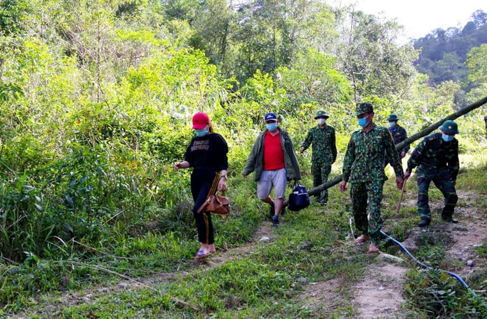 Hai đối tượng thuê người chỉ đường “cắt rừng” về Việt Nam với giá 3 triệu đồng.