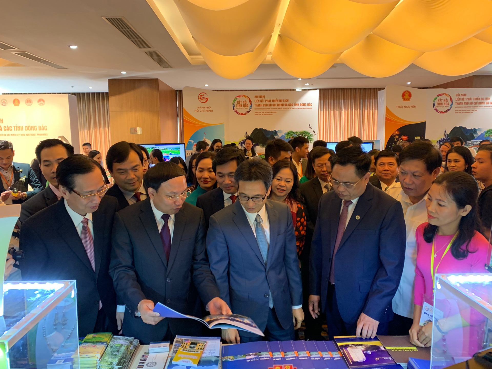 Phó Thủ tướng Vũ Đức Đam cùng các đại biểu tham quan gian hàng của tỉnh Quảng Ninh tại hội nghị.