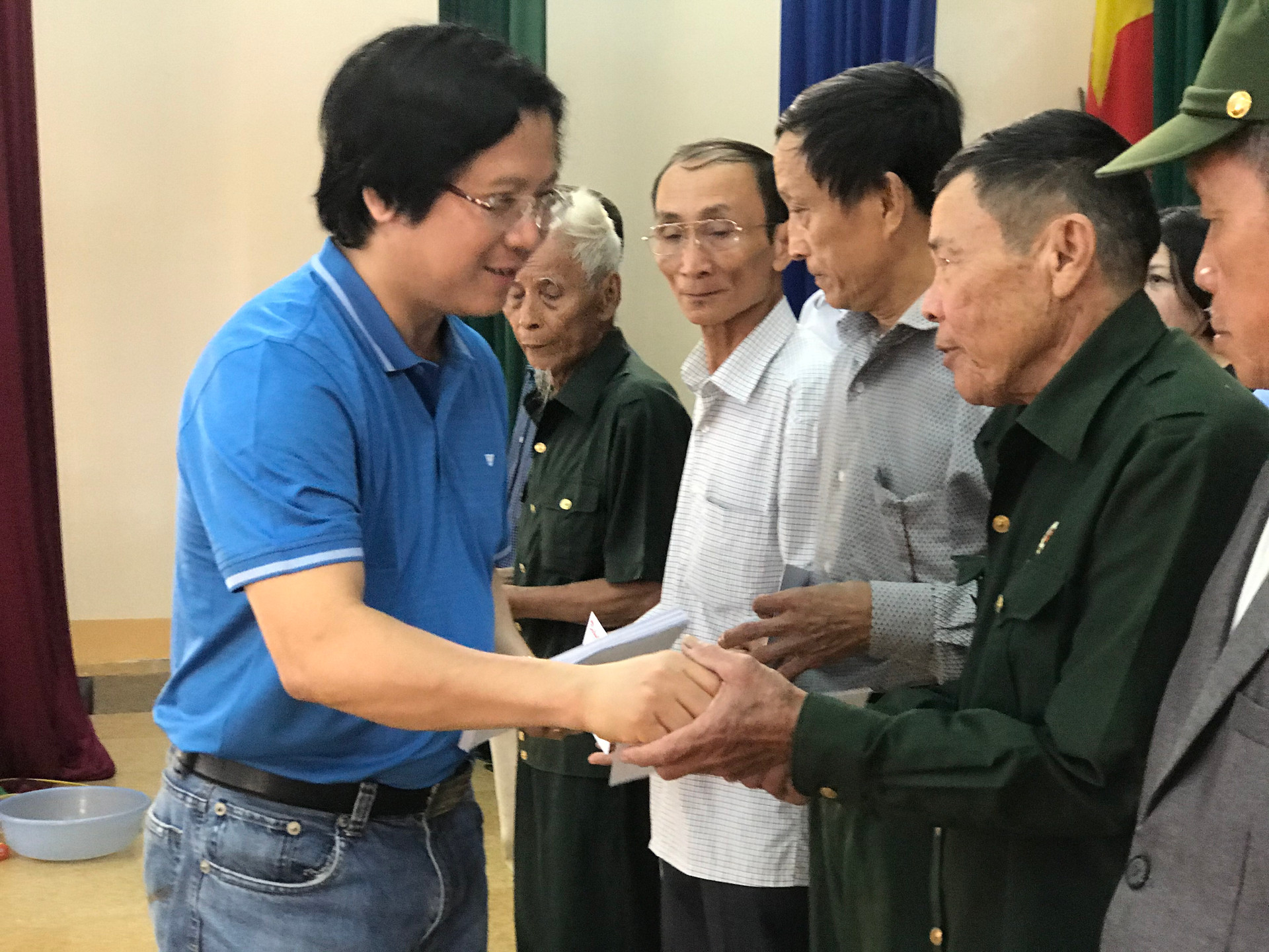 Phó Tổng biên tập phụ trách báo Đại Đoàn Kết trao quà cho người dân vùng lũ huyện Cẩm Xuyên, Hà Tĩnh.