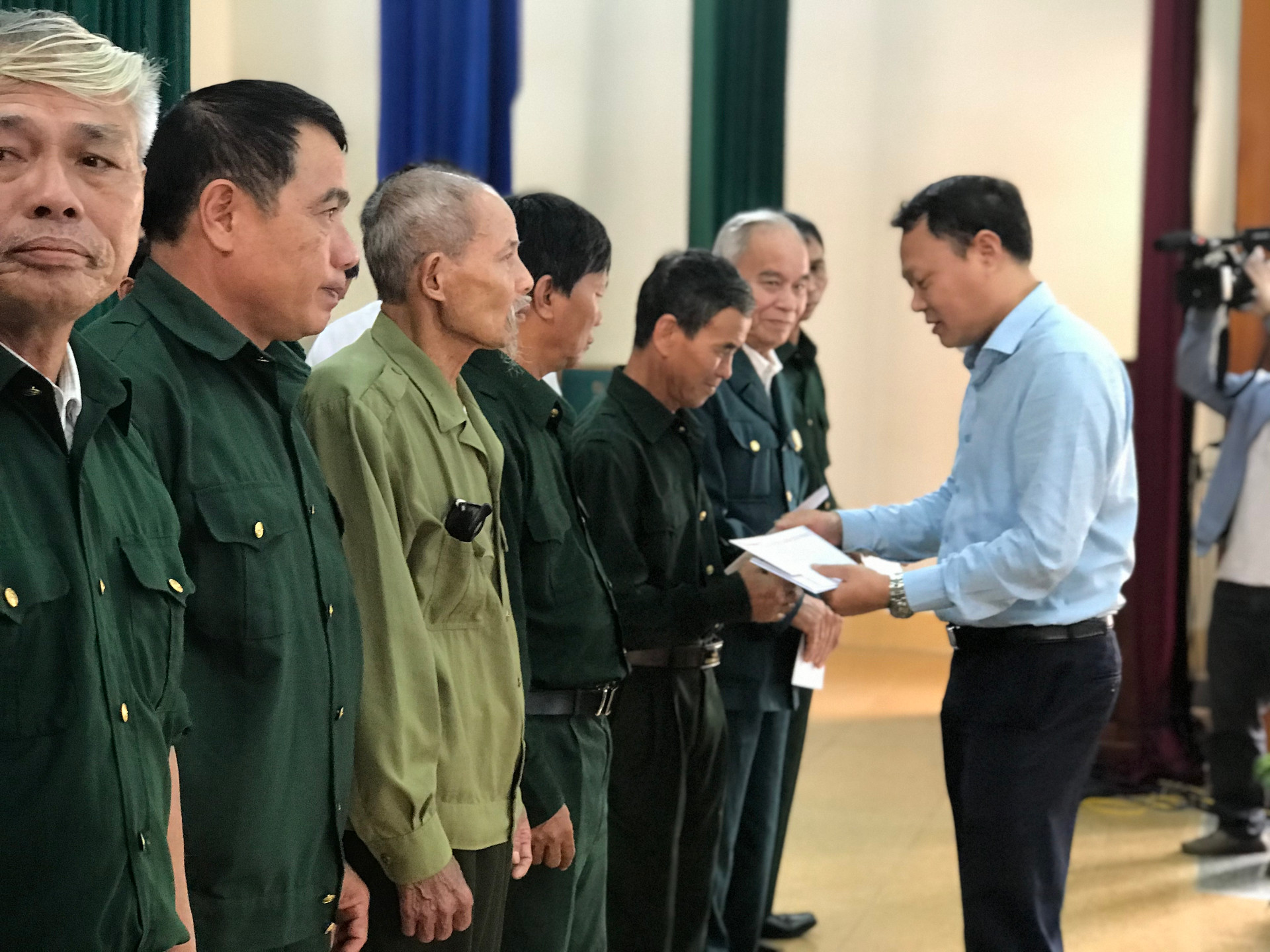 Phó Chủ tịch Ủy ban MTTQ Hà Tĩnh Thái Ngọc Hải trao quà cho người dân.