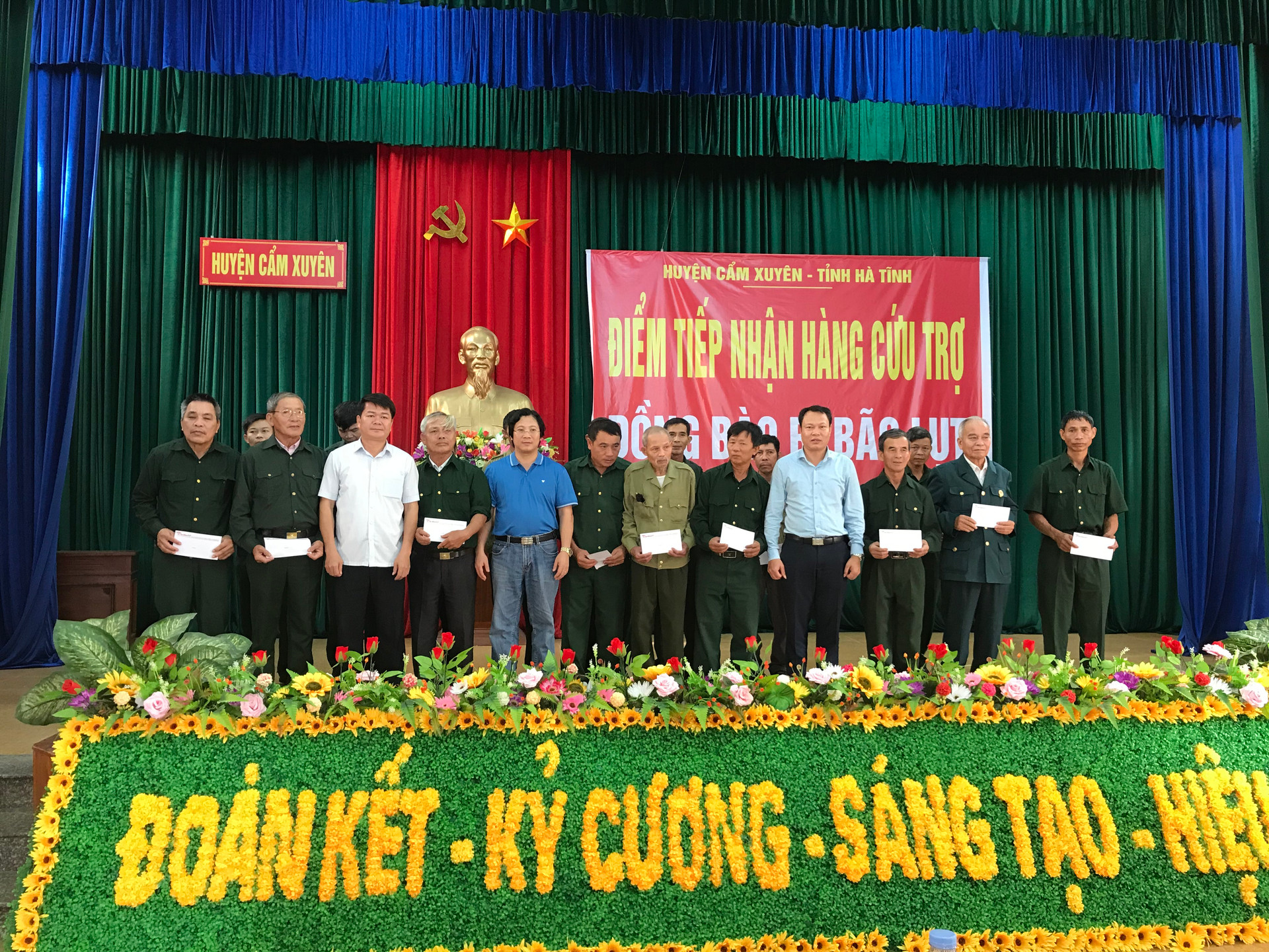 Đoàn đã trao 50 suất quà cho cựu chiến binh có hoàn cảnh khó khăn bị ảnh hưởng bởi lũ lụt ở huyện Cẩm Xuyên.