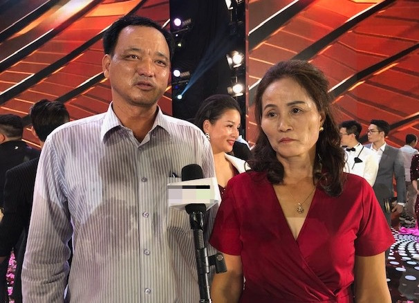 Bố mẹ Đỗ Thị Hà trả lời phỏng vấn trong đêm Chung kết.