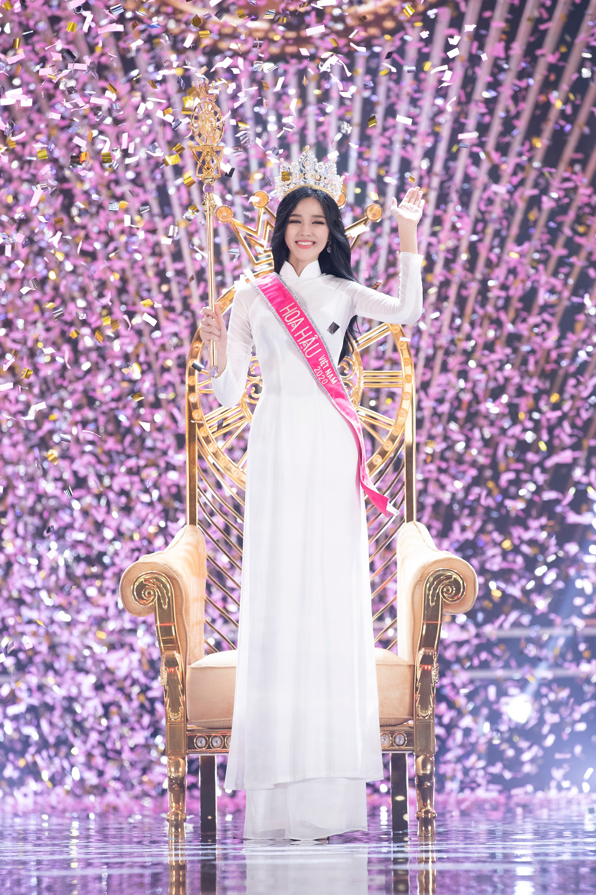 Chứng kiến con gái đăng quang Hoa hậu Việt Nam 2020, bố mẹ Đỗ Thị Hà đã không kìm được nước mắt.