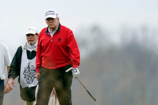Tổng thống Mỹ Donald Trump đến sân golf ngày 21/11. (Ảnh: Getty).
