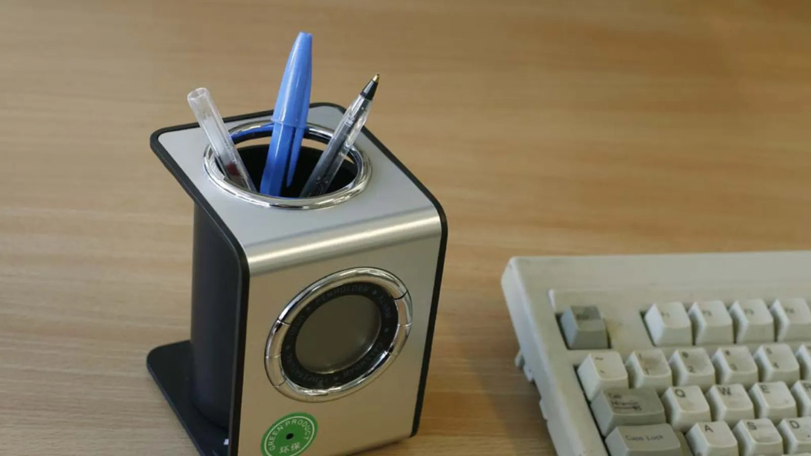 Camera giấu trong một lọ đựng bút, với ống kính nằm ở phần tem màu xanh. Những lọ bút này có thể được đặt sẵn trong các phòng cho thuê, với phần ống kính hướng về giường ngủ.