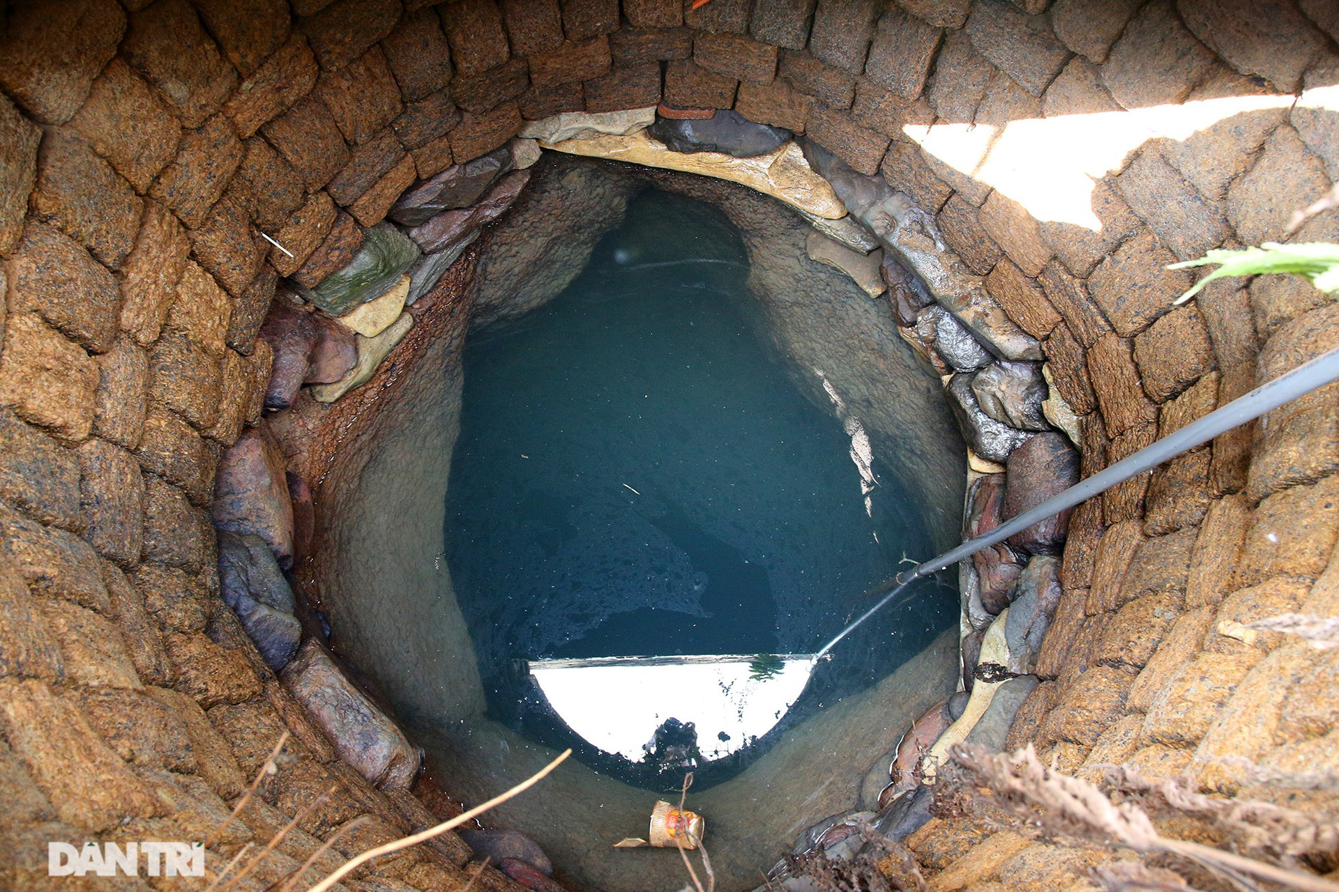 Một giếng có phần cổ được người dân xây đá ong theo dạng hình tròn ở trên.