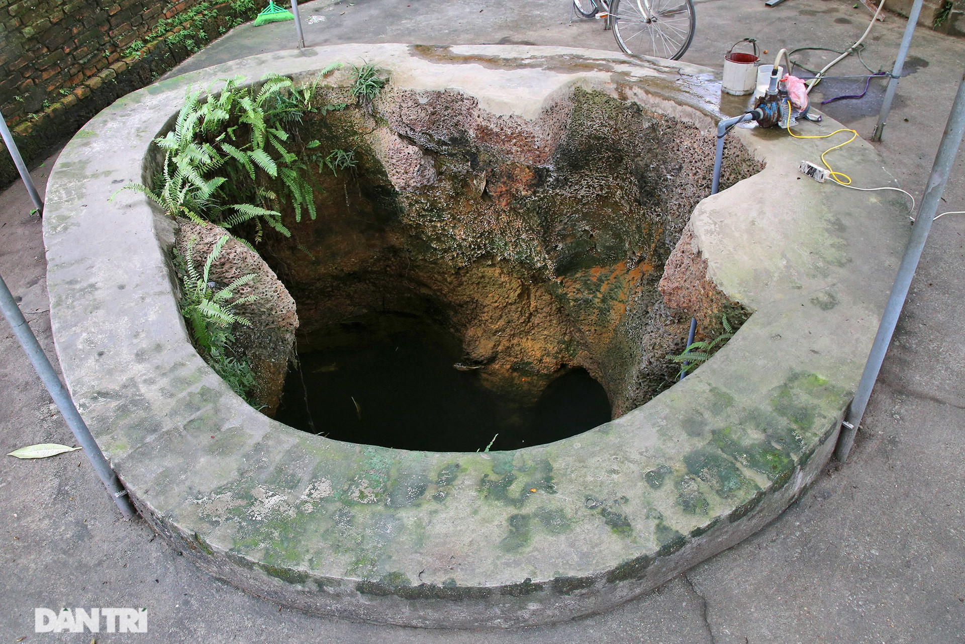 Hiện tại giếng xóm Chùa là lớn nhất của làng Yên Trường, đường kính lên đến 4 mét, độ sâu khoảng 8 mét, nước trong.