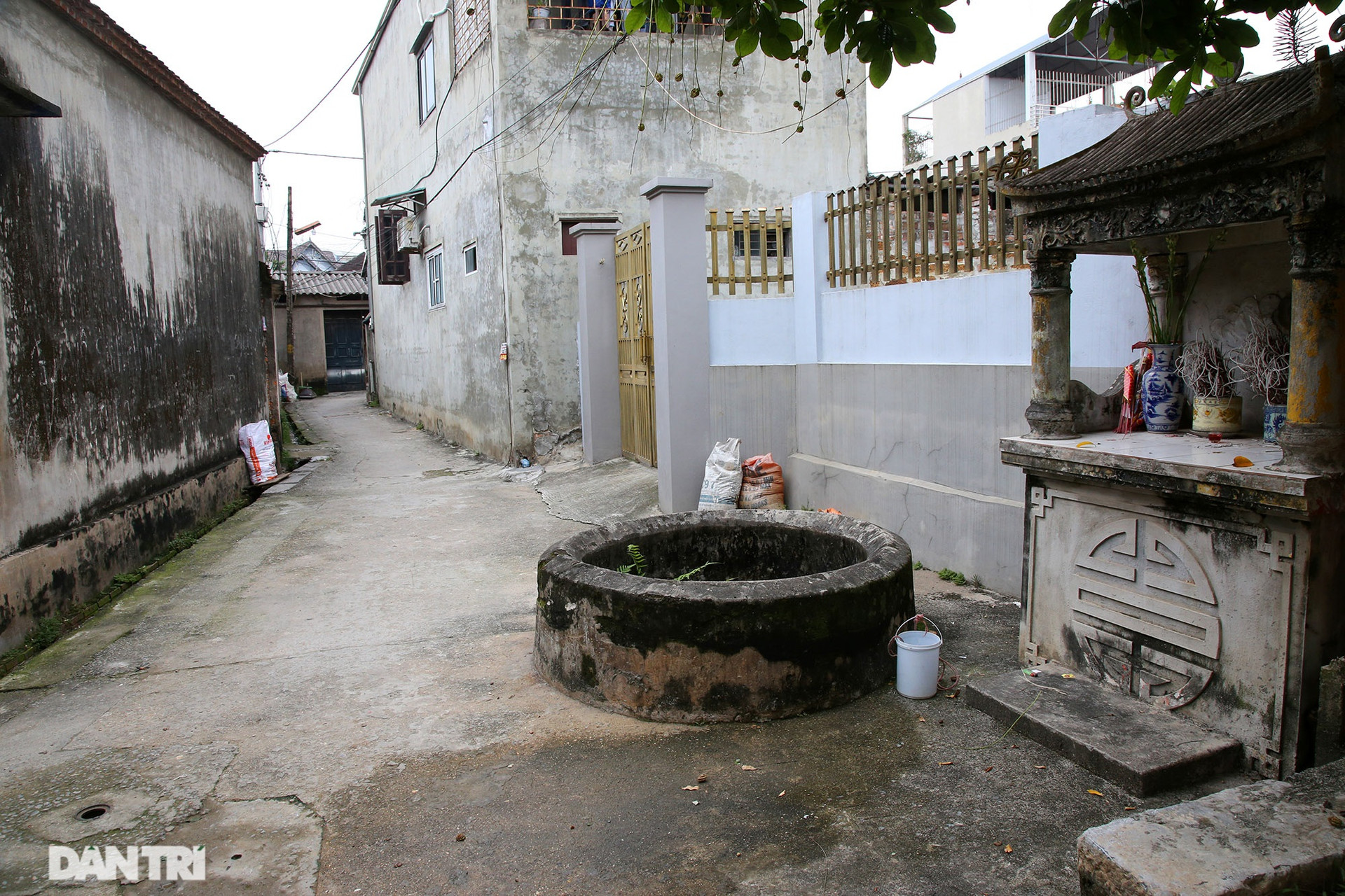 Dù theo huyền tích nào thì làng An Tràng xưa (nay là Yên Trường) có 99 giếng lớn nhỏ khác nhau, đến nay đã bị lấp dần bởi sự đô thị hoá. Giếng trong làng vẫn còn khá nhiều, dễ dàng bắt gặp nằm rải rác trên khắp các con đường làng, bên cạnh là một ban thờ nhỏ.