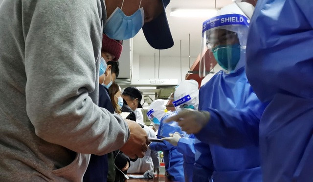 Nhân viên sân bay Phố Đông được các nhân viên y tế xét nghiệm Covid-19 hôm 22/11 (Ảnh: Weibo).