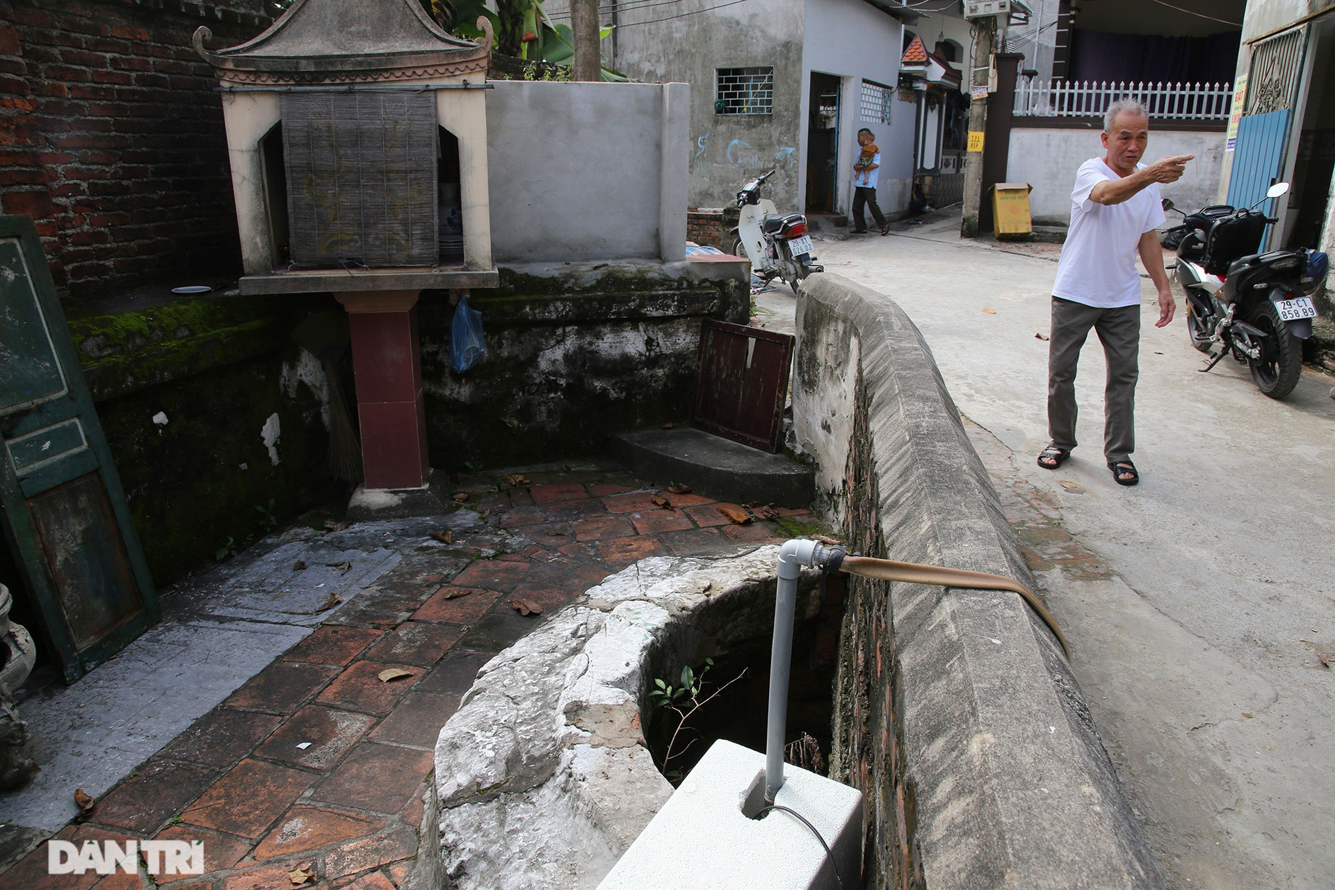 Một chiếc giếng ở xóm An Ninh nằm giữa đường đã được người dân xây che lại một nửa phần miệng giếng để lấy lối đi trở thành chiếc giếng hình bán nguyệt. Bên dưới, lòng giếng giữ nguyên và được các gia đình lấy nước sử dụng bằng máy bơm.