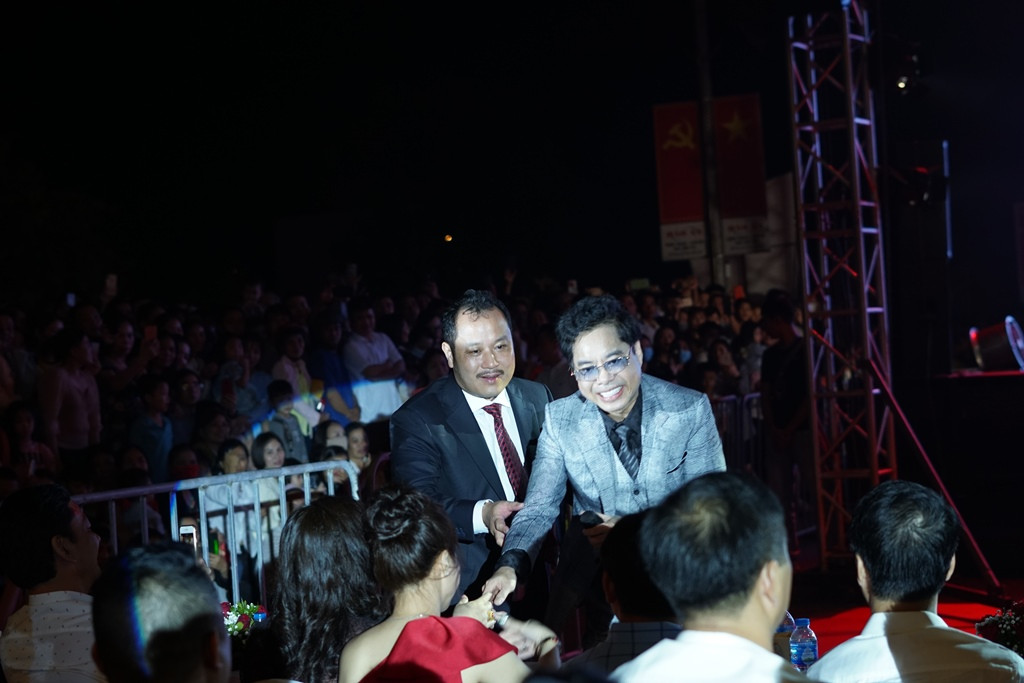 Danh ca - Nhạc sĩ - Ca sĩ Ngọc Sơn và ông Phan Thanh Hùng - Chủ tịch HĐQT SFY Complex trong vòng vây của khán giả.