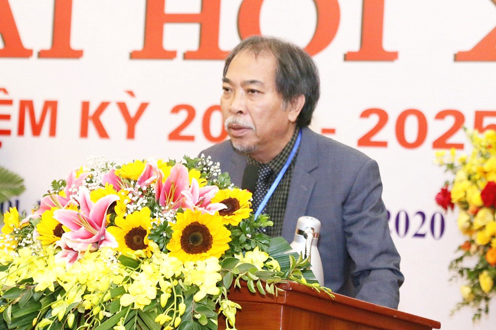Nhà thơ Nguyễn Quang Thiều trong Đại hội BCH Hội nhà văn VN Khóa X. 