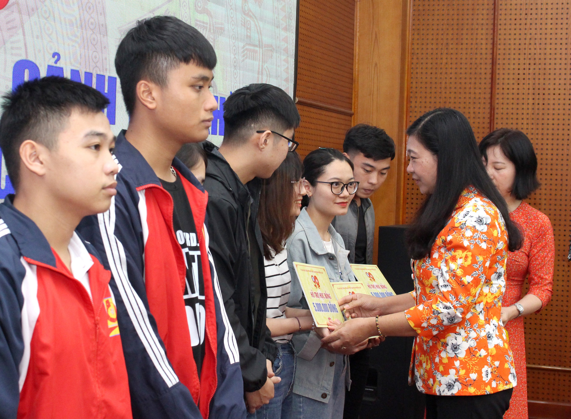 Ủy ban MTTQ Thành phố Hà Nội trao tiền hỗ trợ học bổng cho học sinh nghèo miền Trung đang học tập tại Hà Nội.