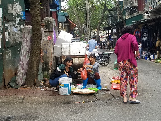 Tại chợ Nghĩa Tân (Cầu Giấy – Hà Nội), nhiều người dân chia sẻ rằng họ chưa biết đến nghị định mới về tăng mức xử phạt đối với hành vi không đeo khẩu trang nơi công cộng.