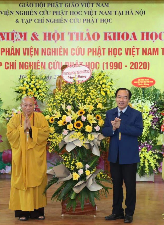 Phó Chủ tịch UBTƯ MTTQ Việt Nam Ngô Sách Thực tặng lẵng hoa chúc mừng. 