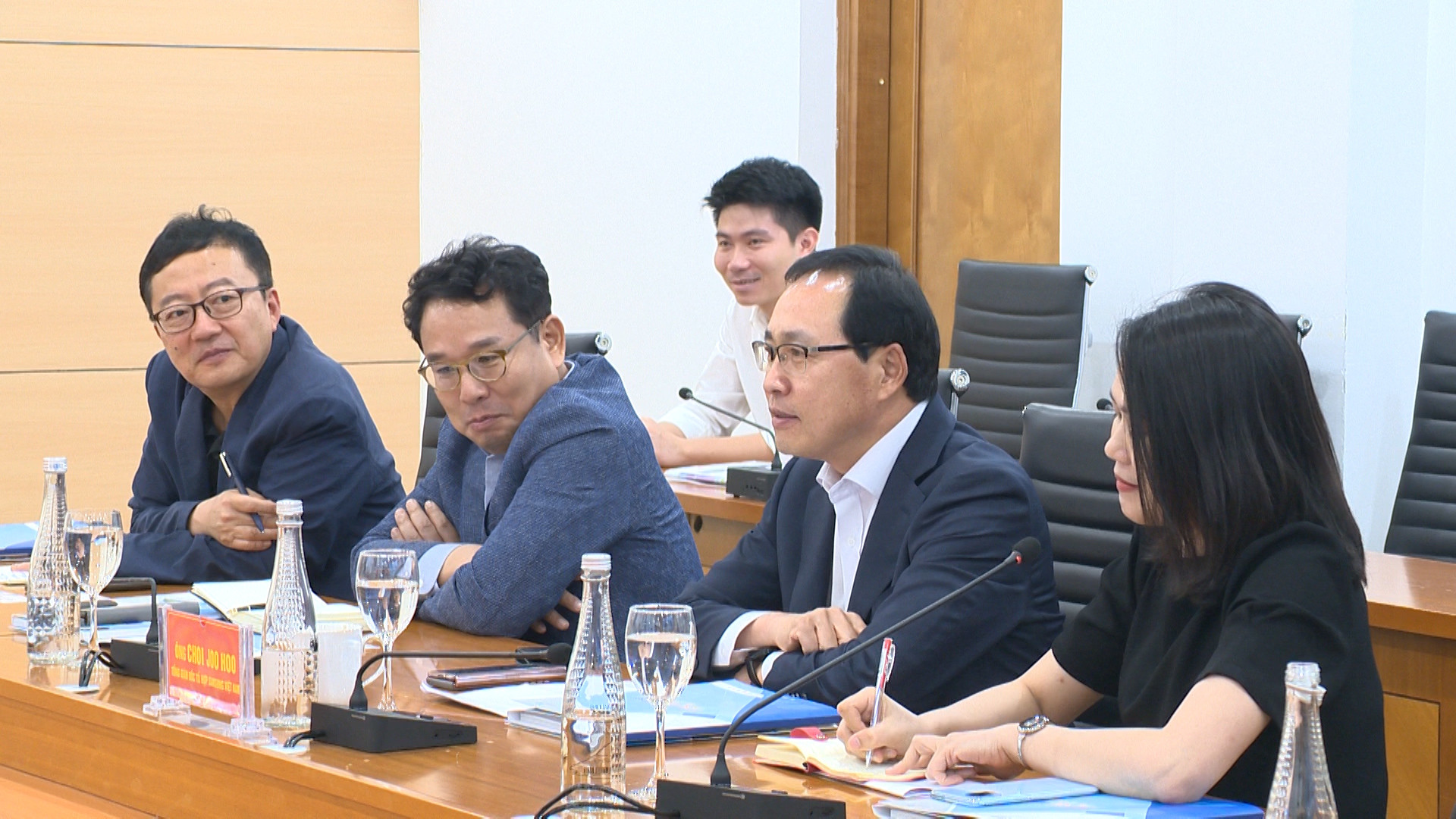 Ông Choi Joo Hoo, Tổng giám đốc Tổ hợp Samsung Việt Nam phát biểu tại buổi làm việc.