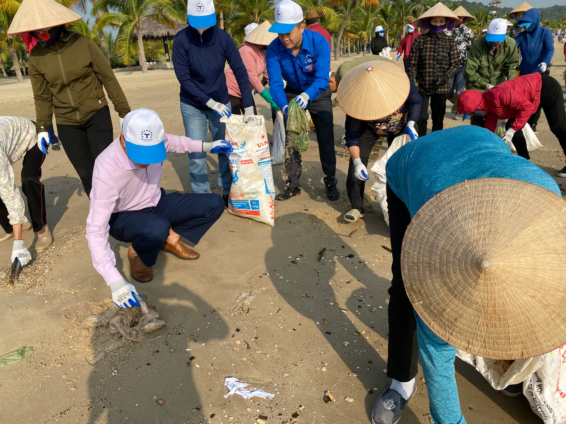 Người dân tham gia dọn rác trên bãi biển Tuần Châu.