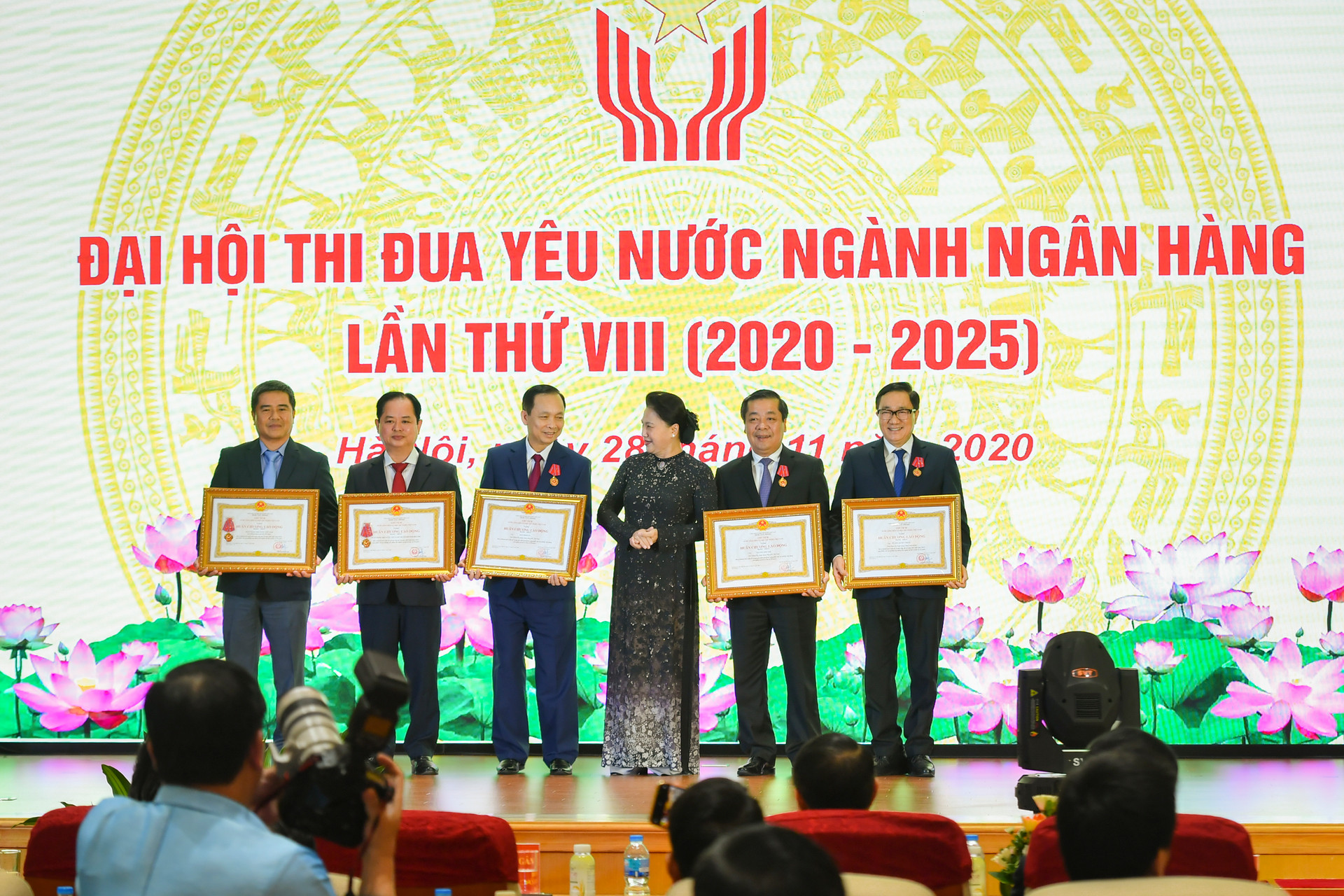Chủ tịch Quốc hội Nguyễn Thị Kim Ngân trao huân chương lao động hạng Nhất cho tập thể, cá nhân 
